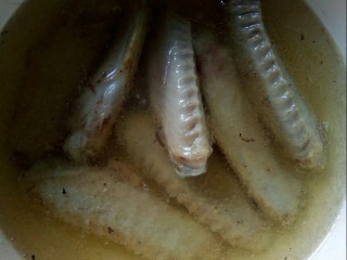 3、板栗啤酒鸭翅    #立冬美食#,将爆香的鸭翅放入调料盆中，加啤酒焖两小时以上。