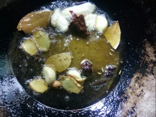 4、板栗啤酒鸭翅    #立冬美食#,炒锅放葱姜蒜和香料小火炒香。