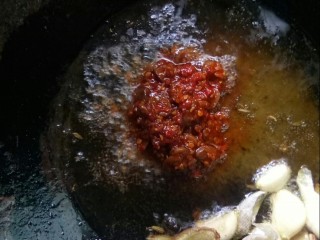 5、板栗啤酒鸭翅    #立冬美食#,加郫县豆瓣酱小火炒香。