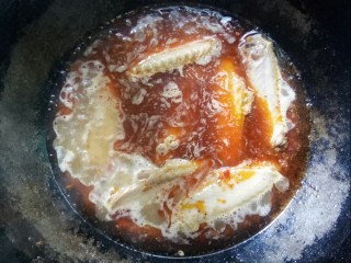 8、板栗啤酒鸭翅    #立冬美食#,放入鸭翅大火烧制。