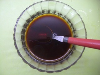 2、黯然酸辣蕨根粉,做凉拌汁：1勺生抽，3勺米醋，盐3克，糖10克搅拌均匀。