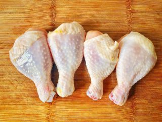1、辣子鸡丁,1.准备4只鲜鸡腿，这样的肉质比较有嚼劲