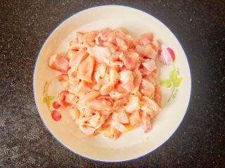 2、辣子鸡丁,2.去骨，切丁