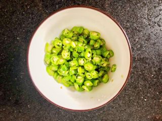 4、辣子鸡丁,5.青椒切成小圈