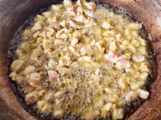 5、辣子鸡丁,6.热锅放入食用油，倒入鸡肉