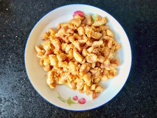 6、辣子鸡丁,7.炸至金黄，盛出