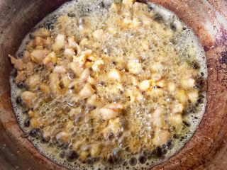 7、辣子鸡丁,8.进行第二次复炸，让鸡丁酥脆