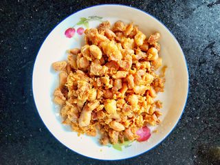 8、辣子鸡丁,9.炸2分钟左右，盛出备用