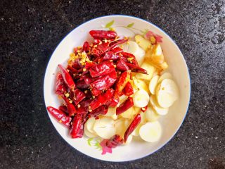 9、辣子鸡丁,10.热锅加入食用油，放入姜蒜，干辣椒