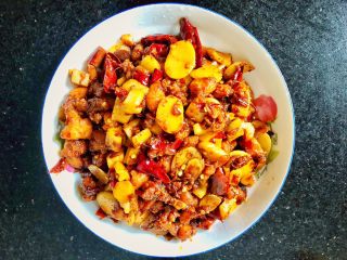 12、辣子鸡丁,13.加入鸡丁，炒至入味