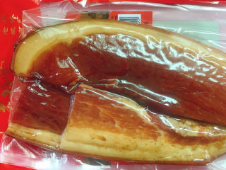 1、春笋炒腊肉,准备好腊肉