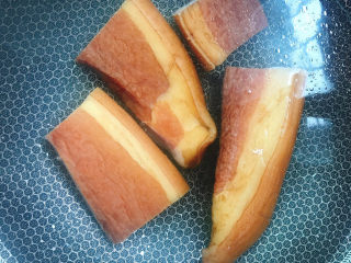 2、春笋炒腊肉,放入锅中，加清水