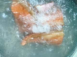 3、春笋炒腊肉,水大火烧开煮20分钟