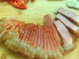 5、春笋炒腊肉,切成片
