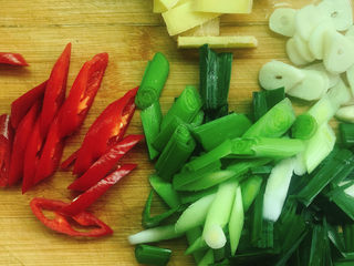 7、春笋炒腊肉,蒜苗切段，姜蒜、红辣椒切片
