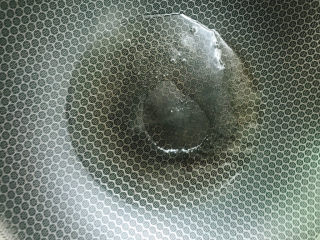 8、春笋炒腊肉,锅烧热后放入油