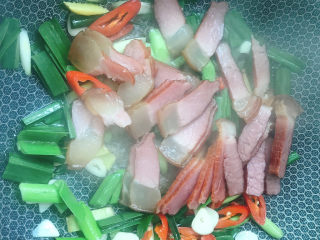 12、春笋炒腊肉,再放入腊肉