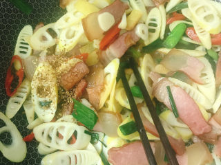 15、春笋炒腊肉,放入花椒粉