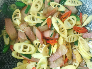 16、春笋炒腊肉,放入酱油翻炒入味