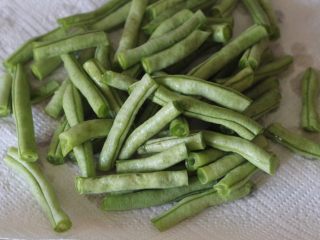 1、干煸豆角，素菜中的挖掘机,豆角掐头去尾洗净切段，再用厨房用纸吸净表面水分。