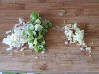 2、干煸豆角，素菜中的挖掘机,葱姜切沫。