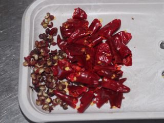 4、干煸豆角，素菜中的挖掘机,干辣椒切成段去籽，花椒提前备出来。