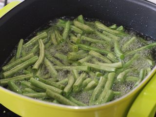 6、干煸豆角，素菜中的挖掘机,油温上来后下豆角中火煎炸。