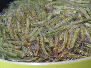 8、干煸豆角，素菜中的挖掘机,一直炸到水分蒸发颜色变的稍微有点焦黄。