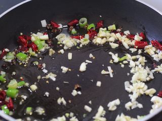 12、干煸豆角，素菜中的挖掘机,闻到葱姜香味在放蒜沫，按这个步骤来能最大程度激发出蒜香。