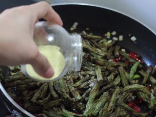 13、干煸豆角，素菜中的挖掘机,下吸过油的豆角快速翻炒五六下加鸡精提鲜。