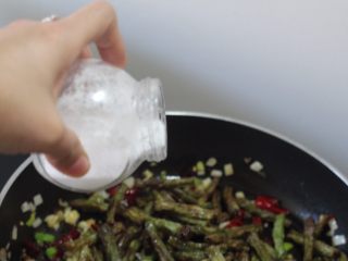 14、干煸豆角，素菜中的挖掘机,出锅前加适量的盐调味，搞定！