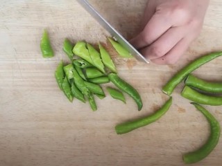 1、杭椒牛柳,杭椒斜刀切段