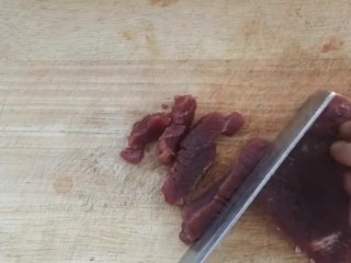 2、杭椒牛柳,牛柳逆着纹理切条