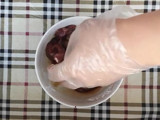 4、杭椒牛柳,抓匀腌半个小时