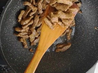 5、杭椒牛柳,起锅烧油，下入牛肉炒熟盛出备用