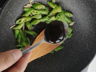 7、杭椒牛柳,下入杭椒炒断生，加盐，生抽，耗油，料酒