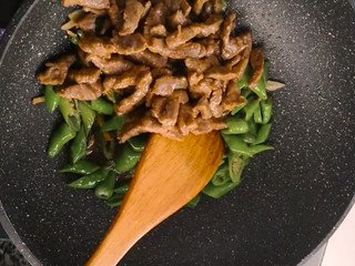 8、杭椒牛柳,再下入炒好的牛肉