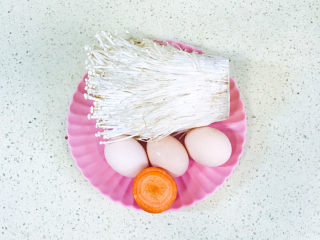 1、金针菇炒蛋,准备好食材