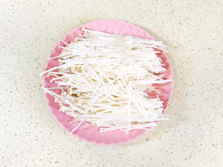 2、金针菇炒蛋,金针菇洗净，撕开，控干水分