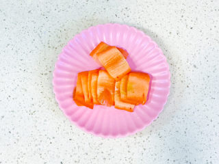 3、金针菇炒蛋,胡萝卜洗净，切片