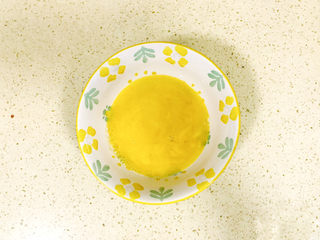 4、金针菇炒蛋,鸡蛋打散，加少许盐和清水，搅拌均匀