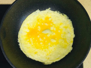 7、金针菇炒蛋,转小火，慢火煎至金黄色