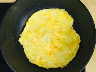 8、金针菇炒蛋,翻过来，继续煎至金黄色