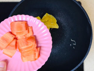 9、金针菇炒蛋,将鸡蛋饼移至边上，加入胡萝卜片