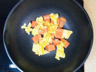 10、金针菇炒蛋,翻炒均匀