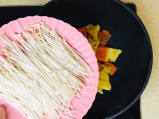 11、金针菇炒蛋,继续加入金针菇