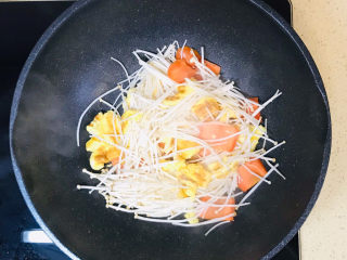 12、金针菇炒蛋,翻炒均匀