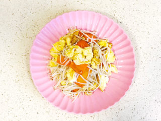 15、金针菇炒蛋,翻炒均匀就可以关火起锅装盘了