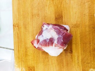 3、麻婆豆腐,猪肉前腿肉洗净剁碎(家庭条件好的可以选牛肉,猪肉选瘦中带肥)