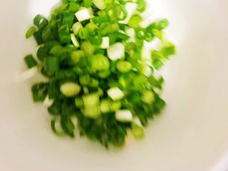 4、麻婆豆腐,小葱洗净切花,生姜、大蒜切末备用